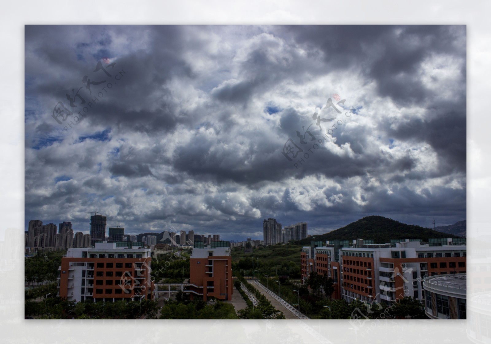 暴风雨来临前图片