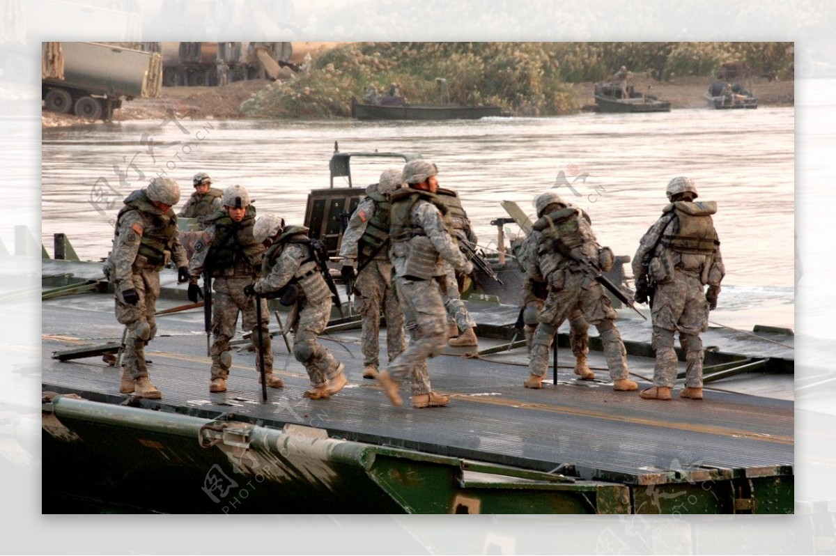 美军士兵架设浮桥图片
