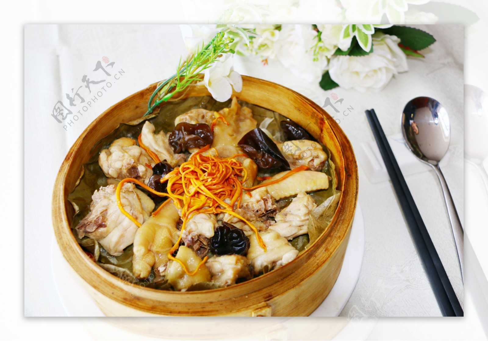 “虫草花蒸鸡正是地地道道的广东菜。很多本土农庄和酒楼都会见到它的身影。