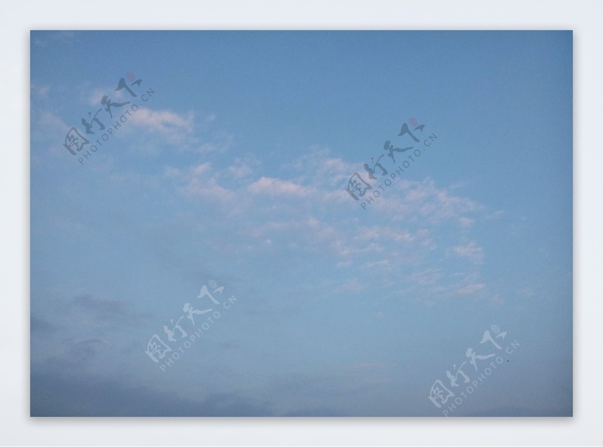 淡蓝色天空背景图片