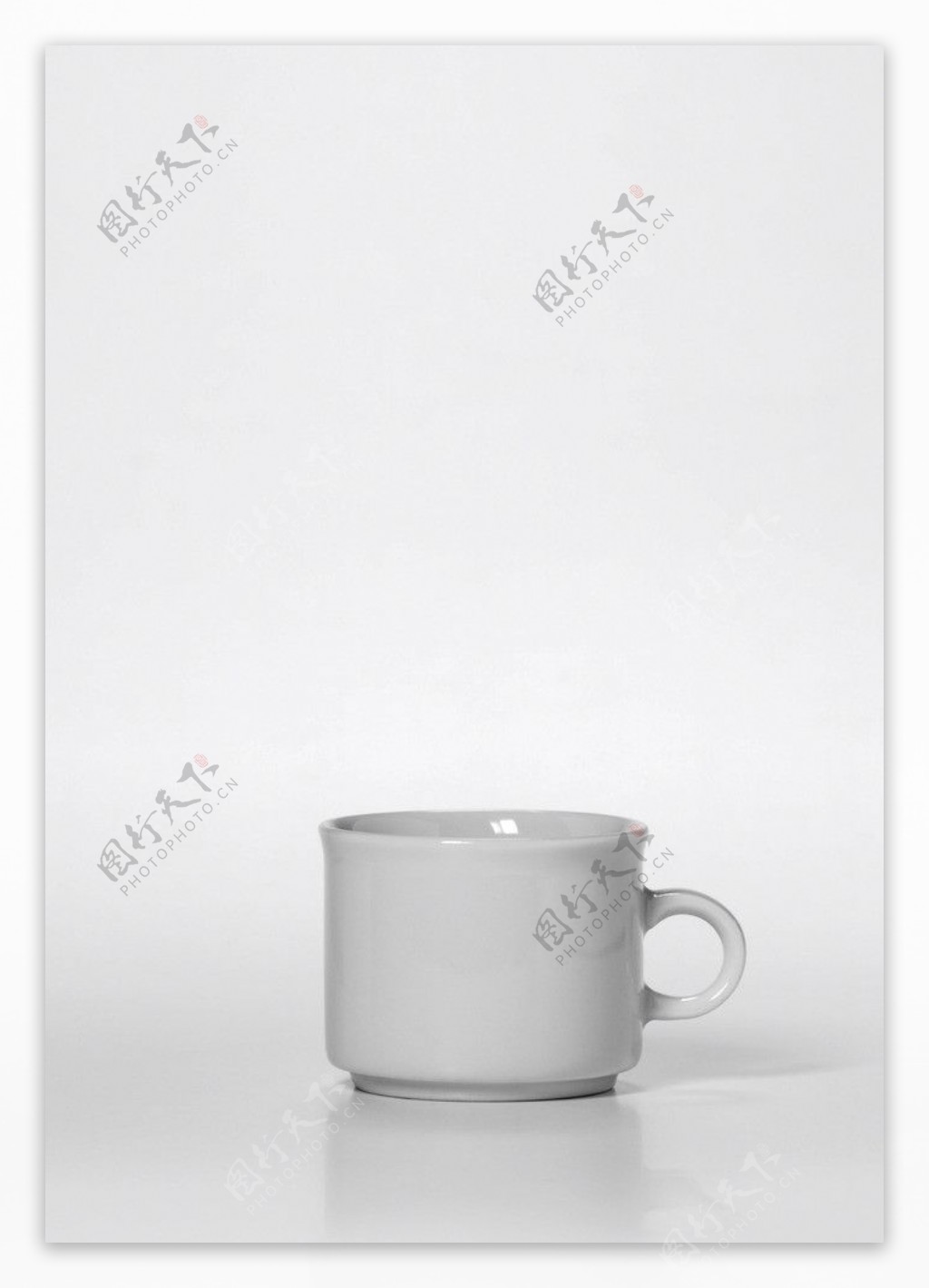 白色陶瓷杯图片