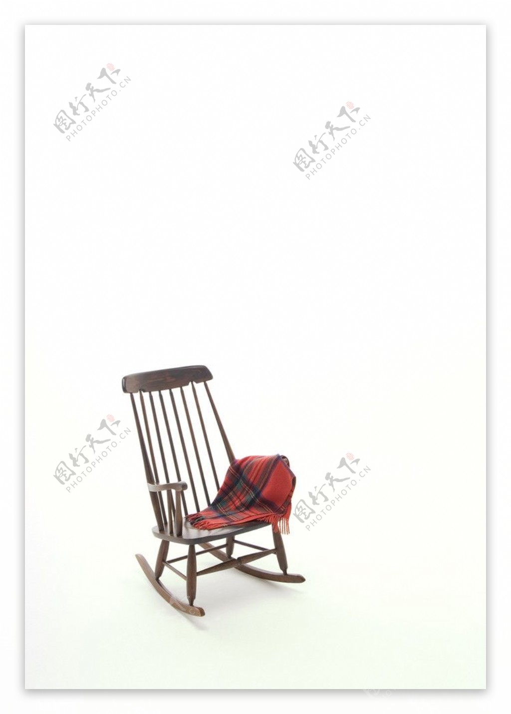 木质摇椅上的红色披肩图片