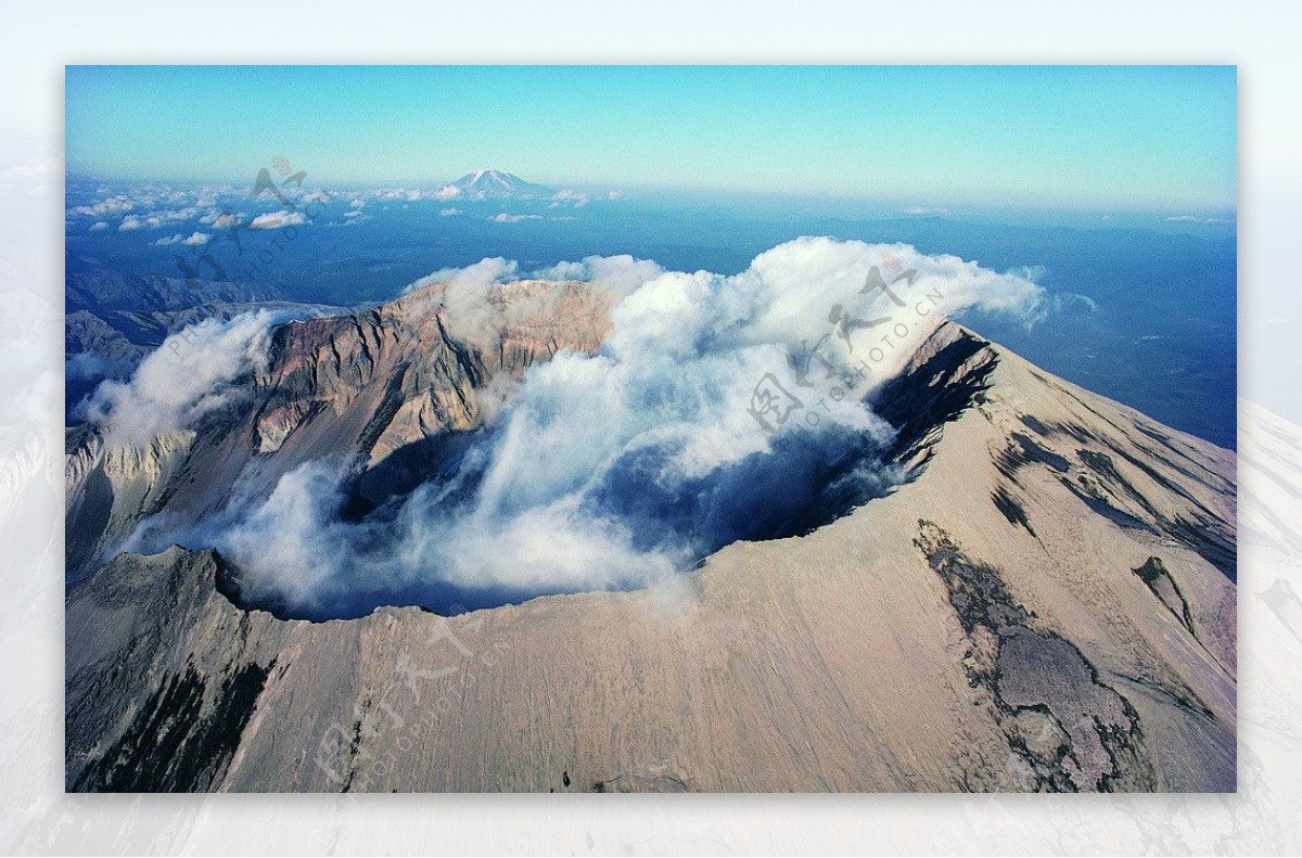 火山云雾图片