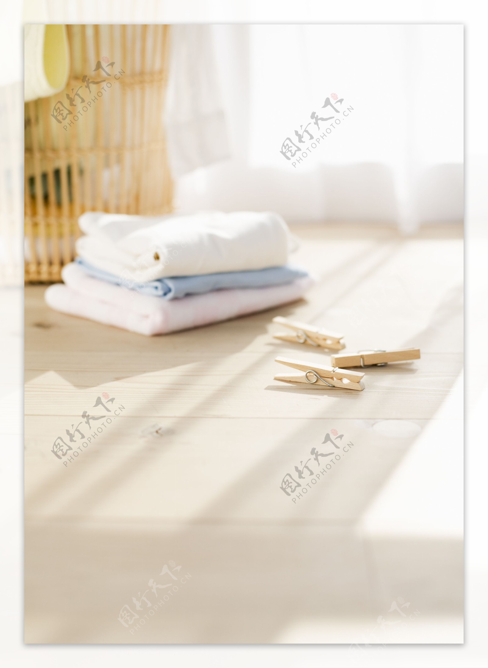 叠放的浴巾图片