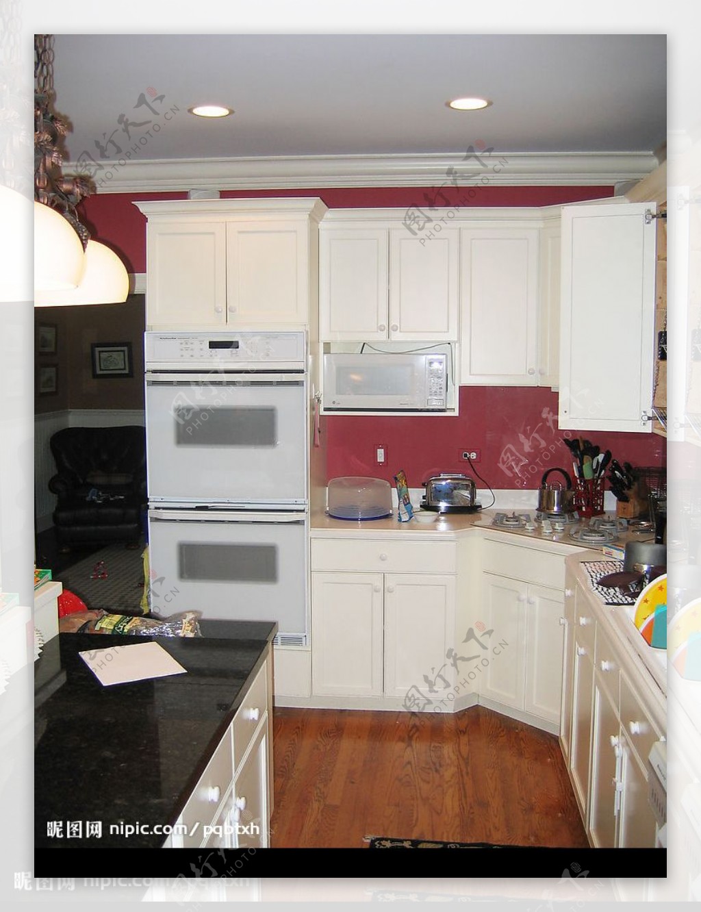 红白色调现代风格厨房图片
