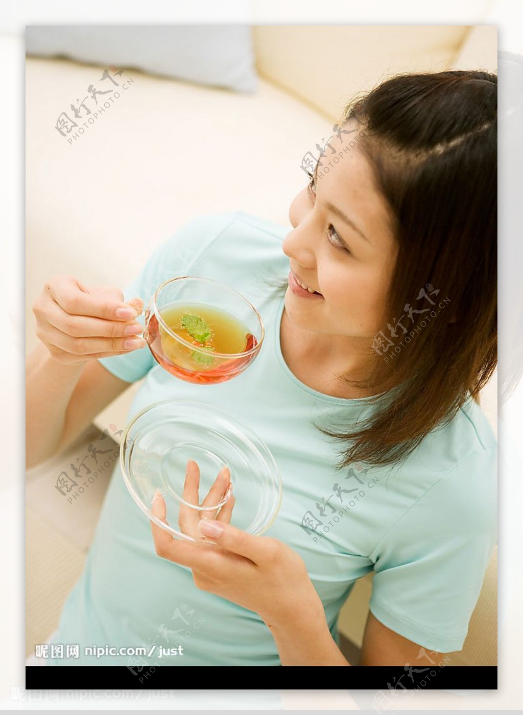 女性喝茶图片