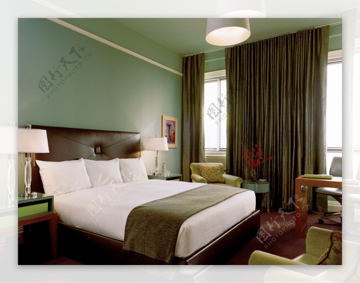 酒店宾馆客房卧室冷调绿色台灯吊灯床双人床沙发桌子窗帘窗图片