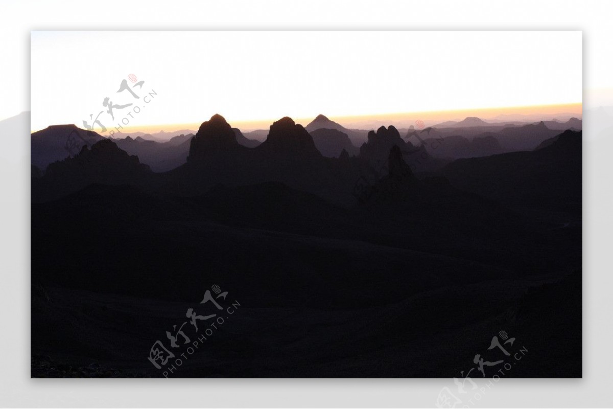 撒哈拉沙漠山影幕色图片