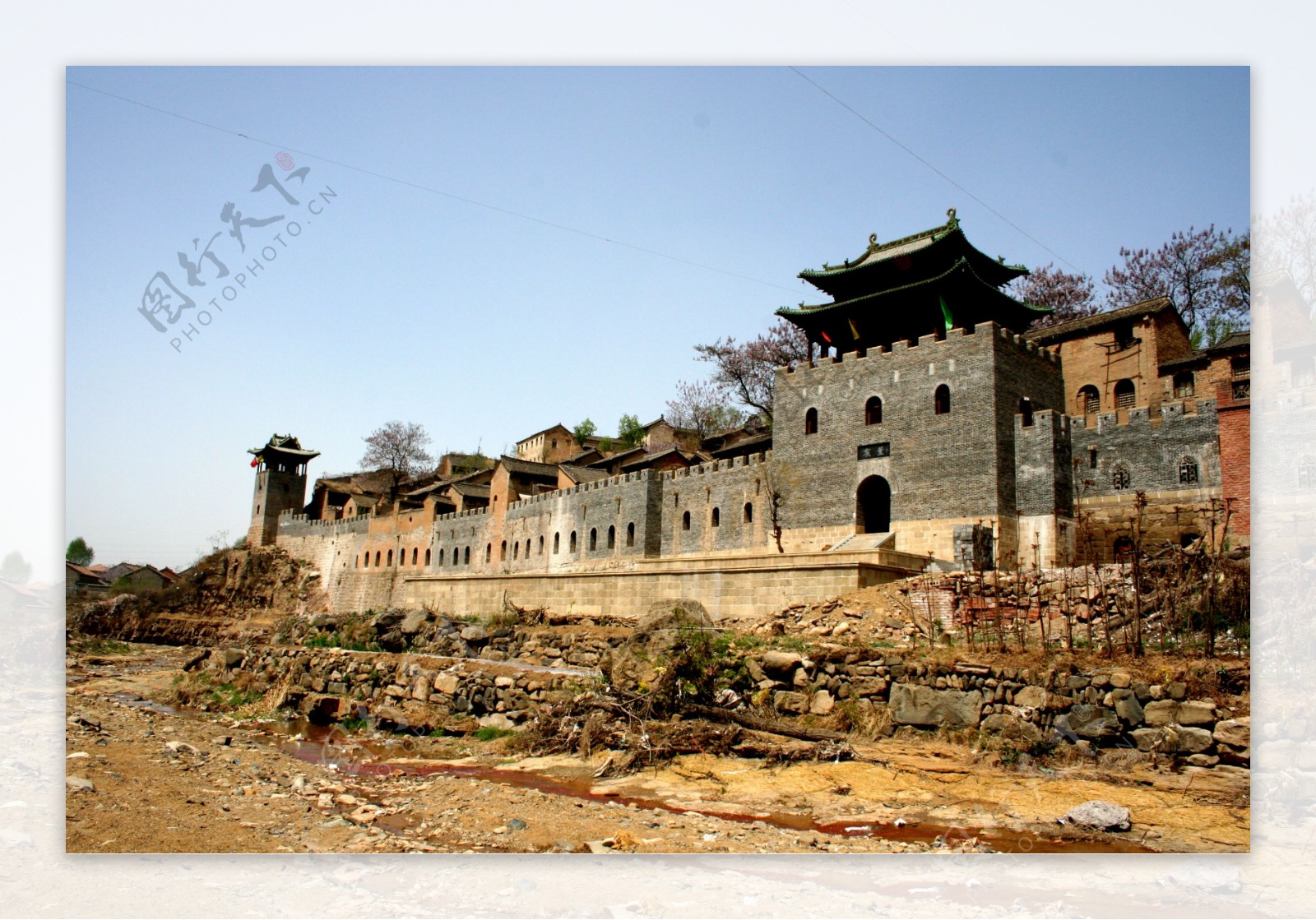 湘语村口复建中的堡楼图片