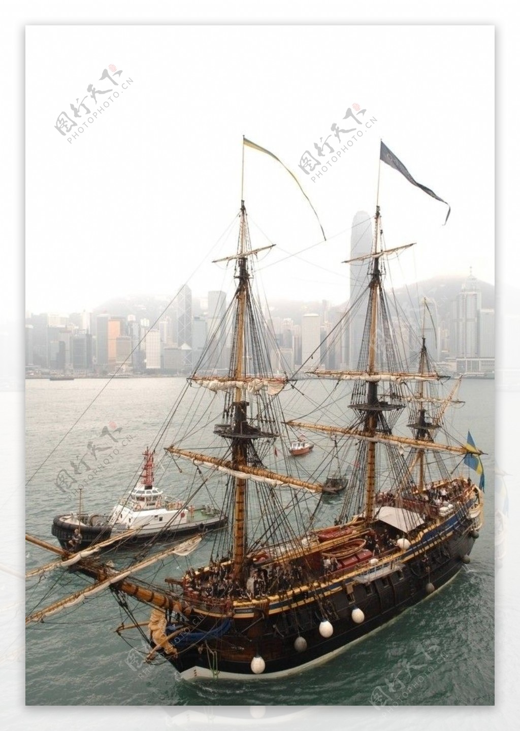 香港维多利亚港水警水警轮护航入港歌德堡号图片