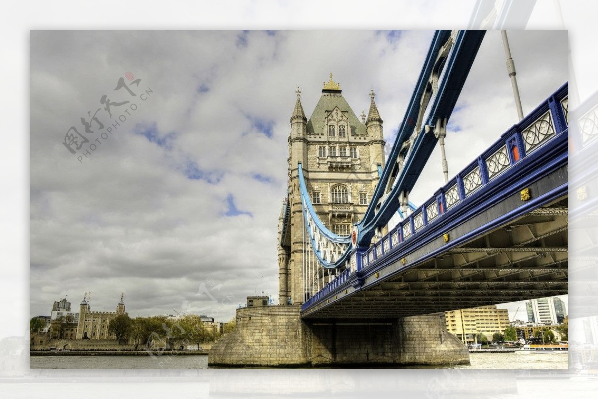 伦敦塔桥仰视拍摄高清图片