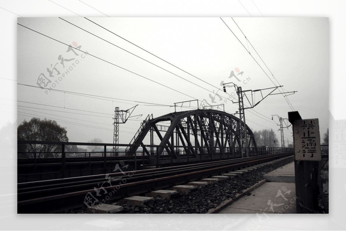 灰色火车铁路摄影图片