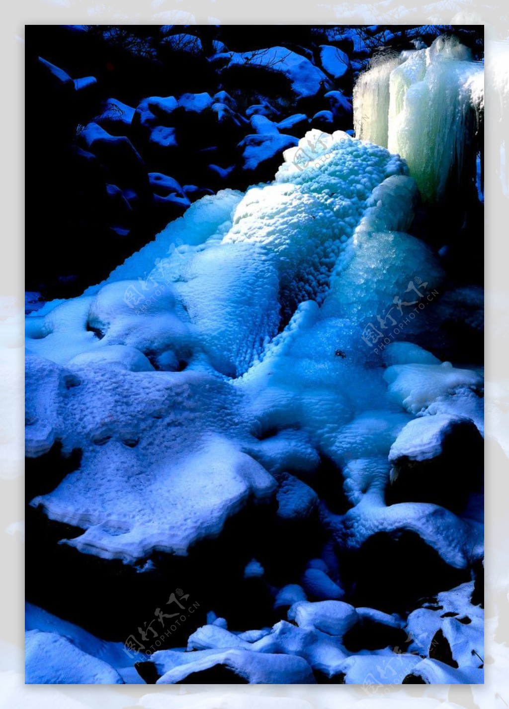 阳光下的冰川图片