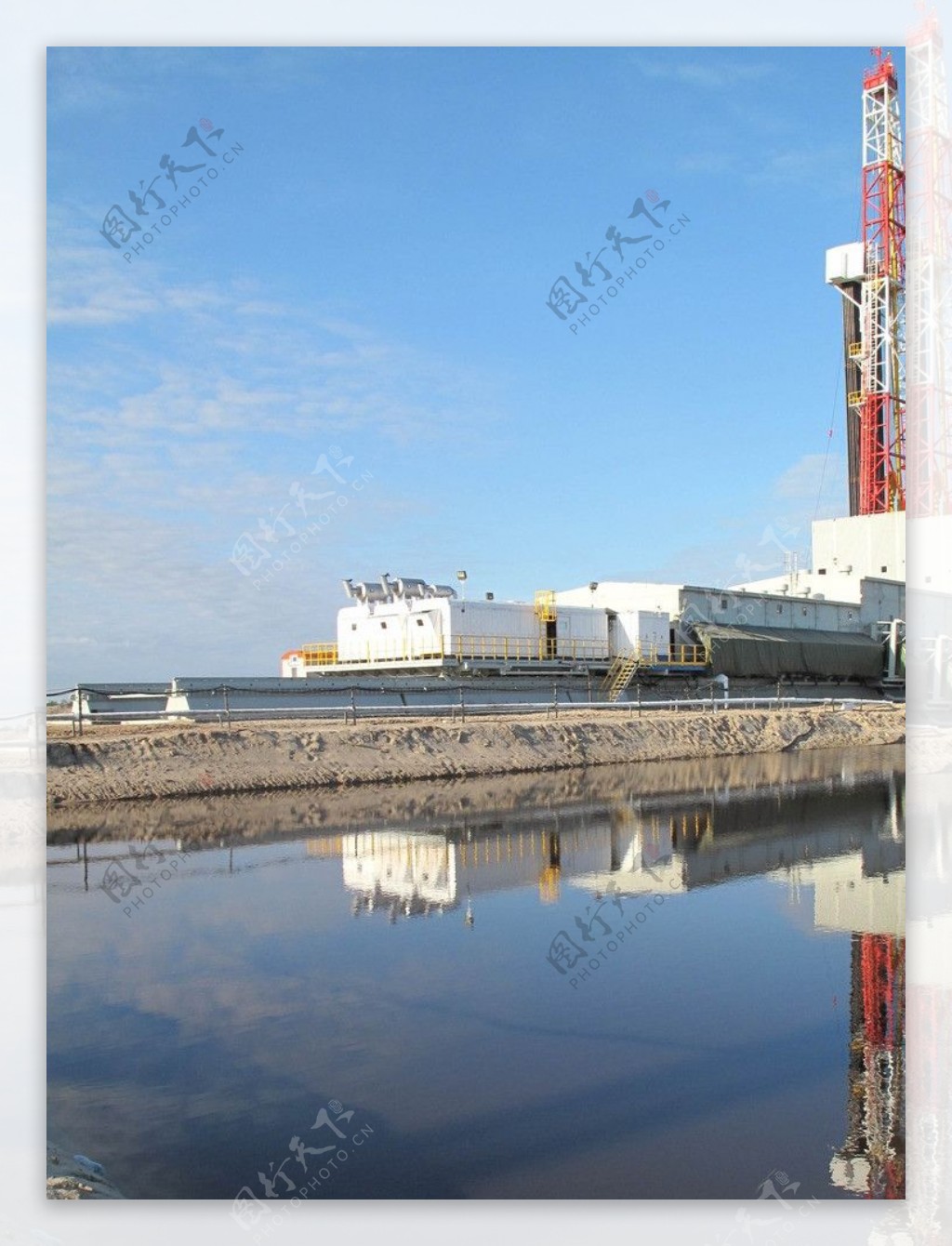 湖边的石油钻机图片