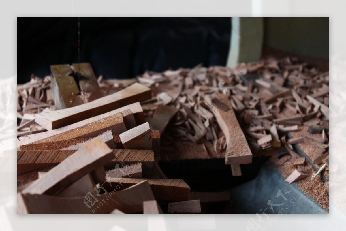 梳篦厂木料碎片图片