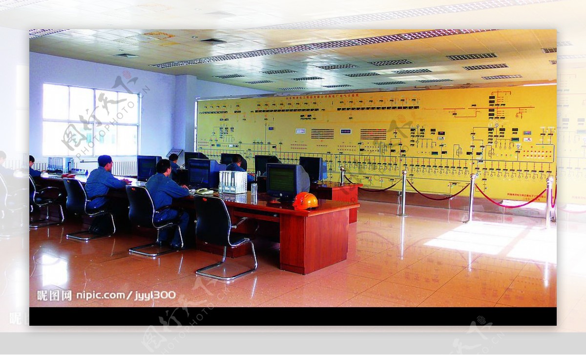 化工厂电脑控制室图片