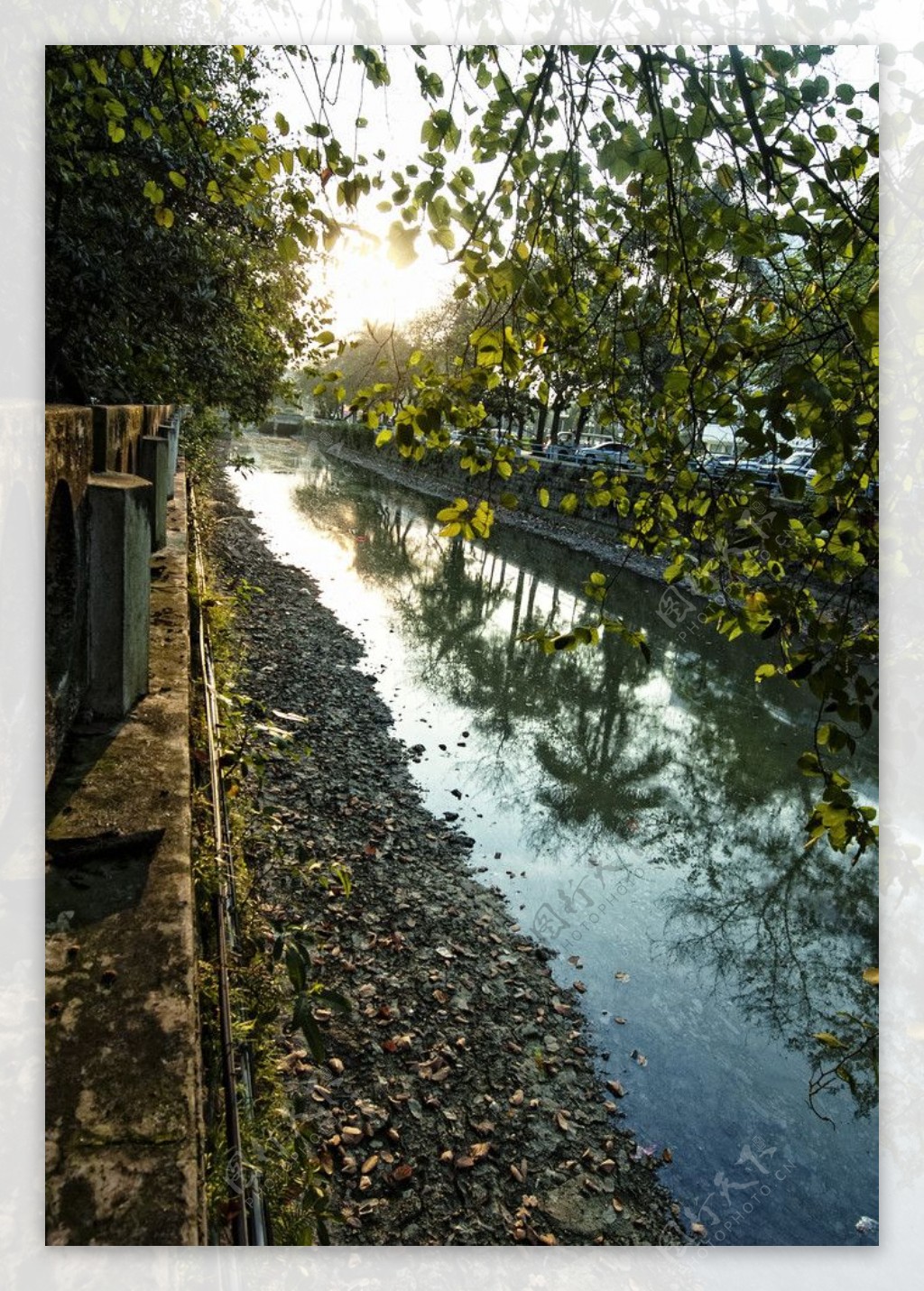 城市内河河道夕阳图片