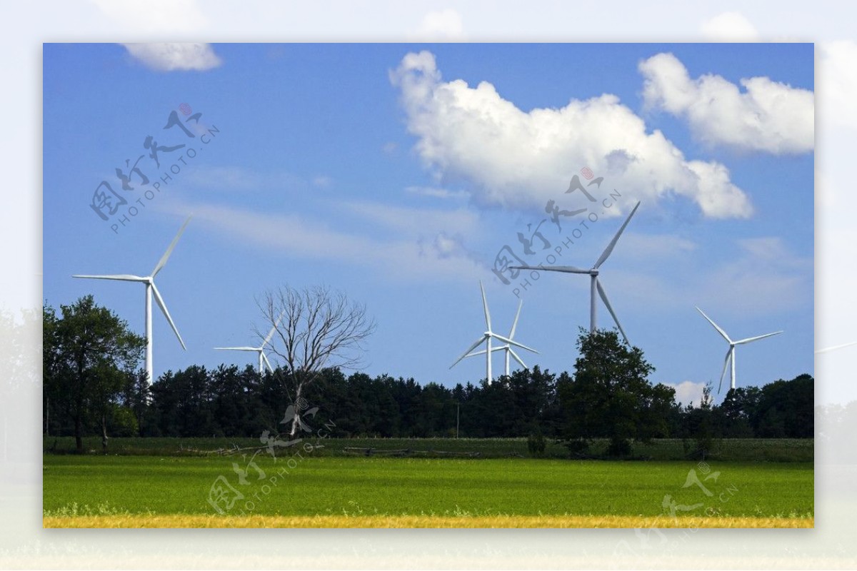田野上的风车发电图片