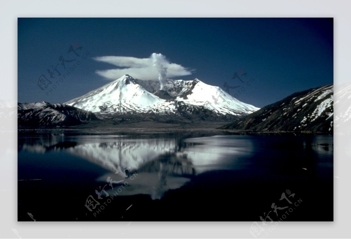 雪山火山湖泊图片
