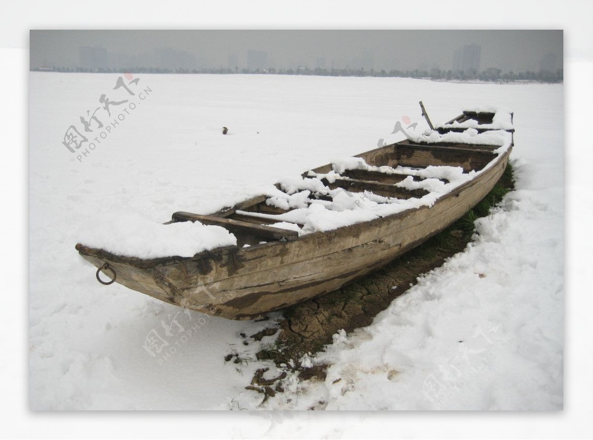 雪地的小木船图片
