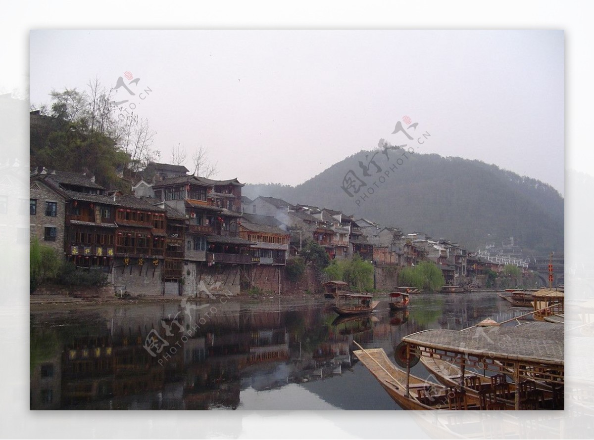 江边村落图片