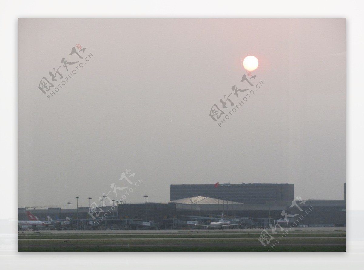 机场黄昏图片