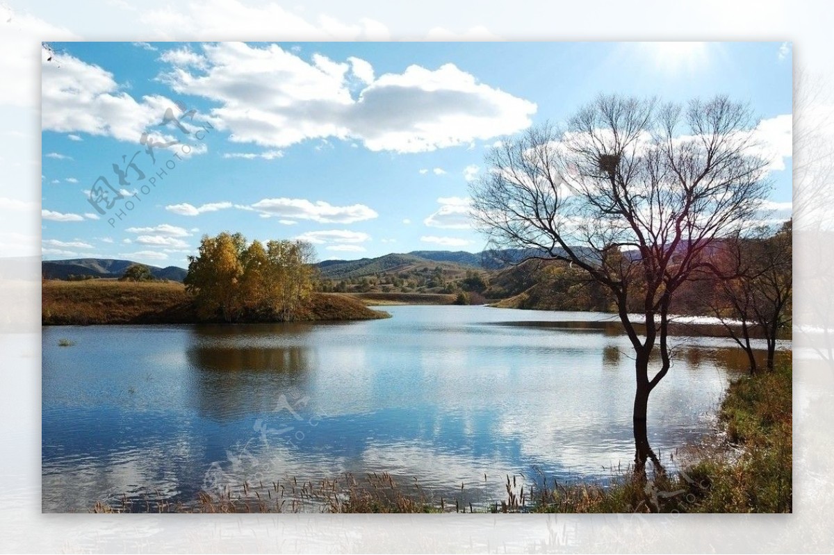 秋季的碧湖蓝天图片