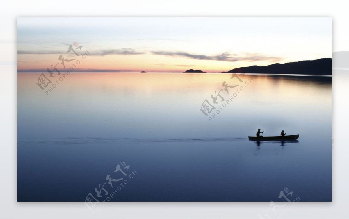 高清湖中的小船图片
