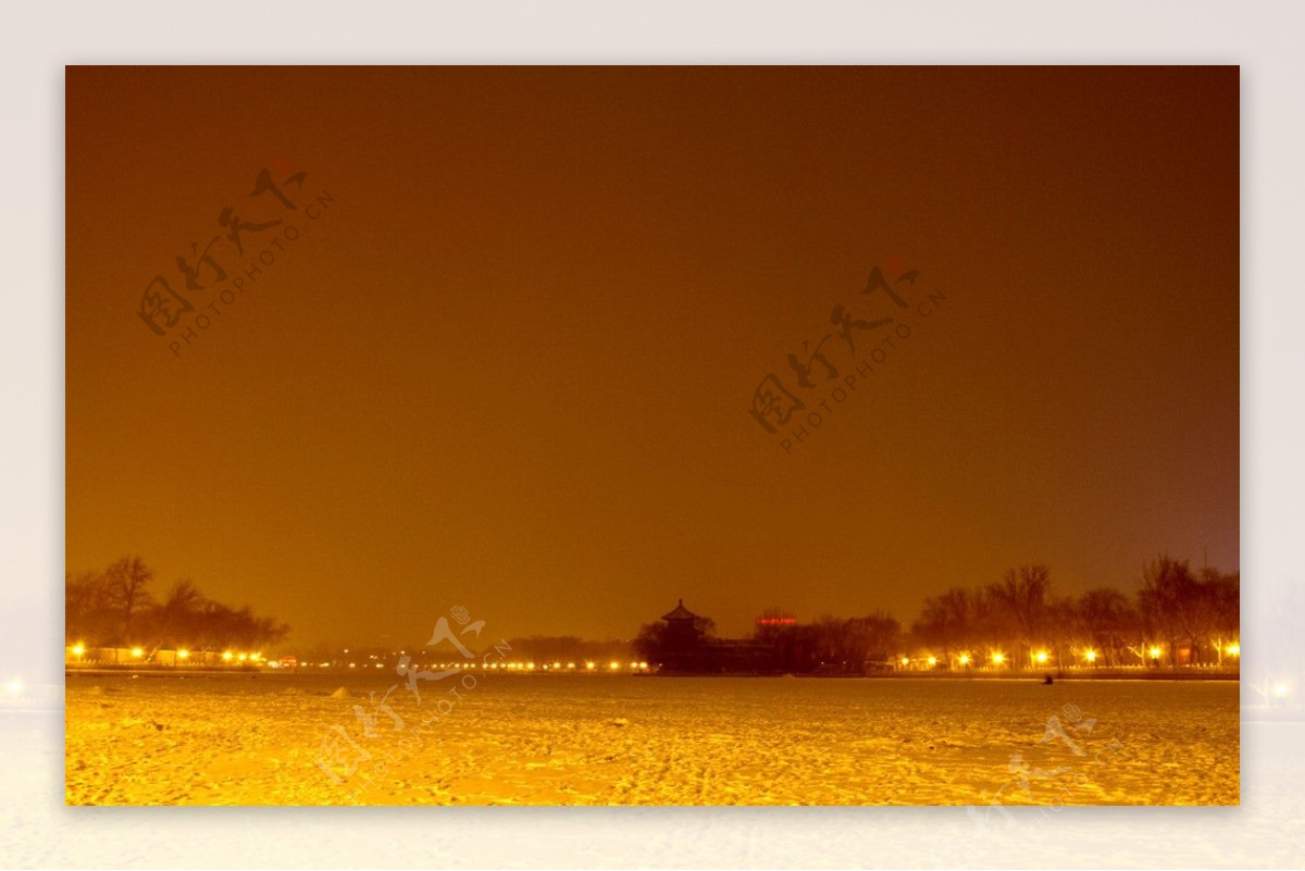 后海雪景夜图片