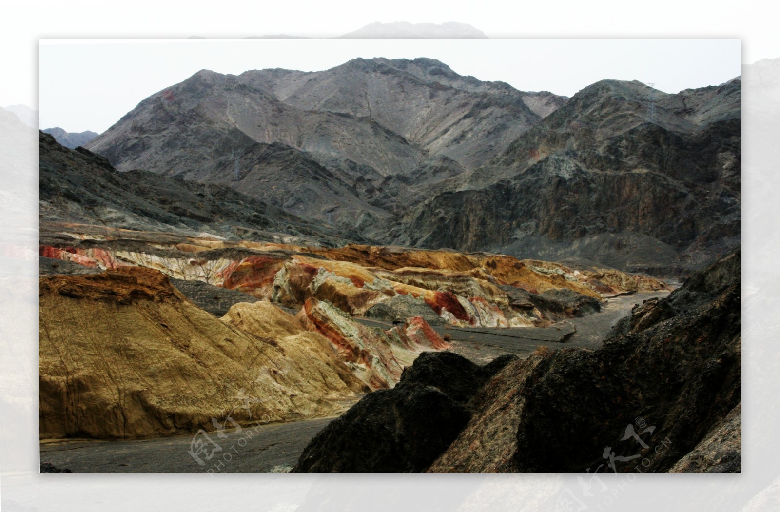 新疆托克逊风化地貌五彩沟图片