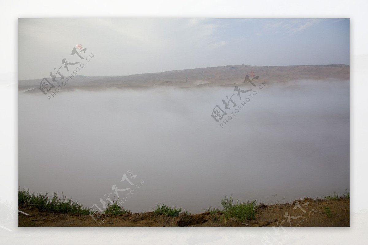 雾中的内蒙古响沙湾沙漠旅游景区图片