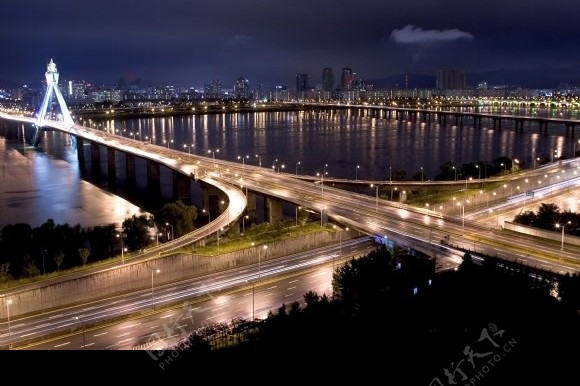 城市交通夜景图片