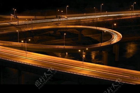 夜幕下的城市公路图片