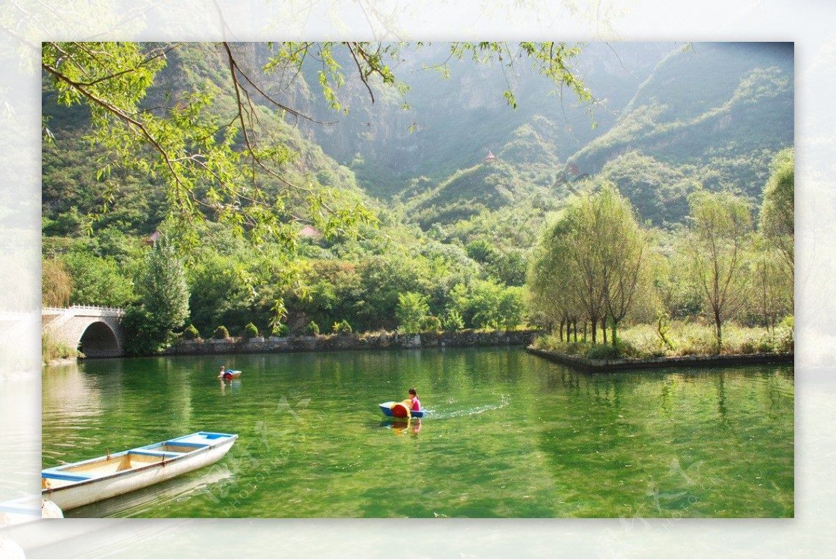 风景大山绿树图片