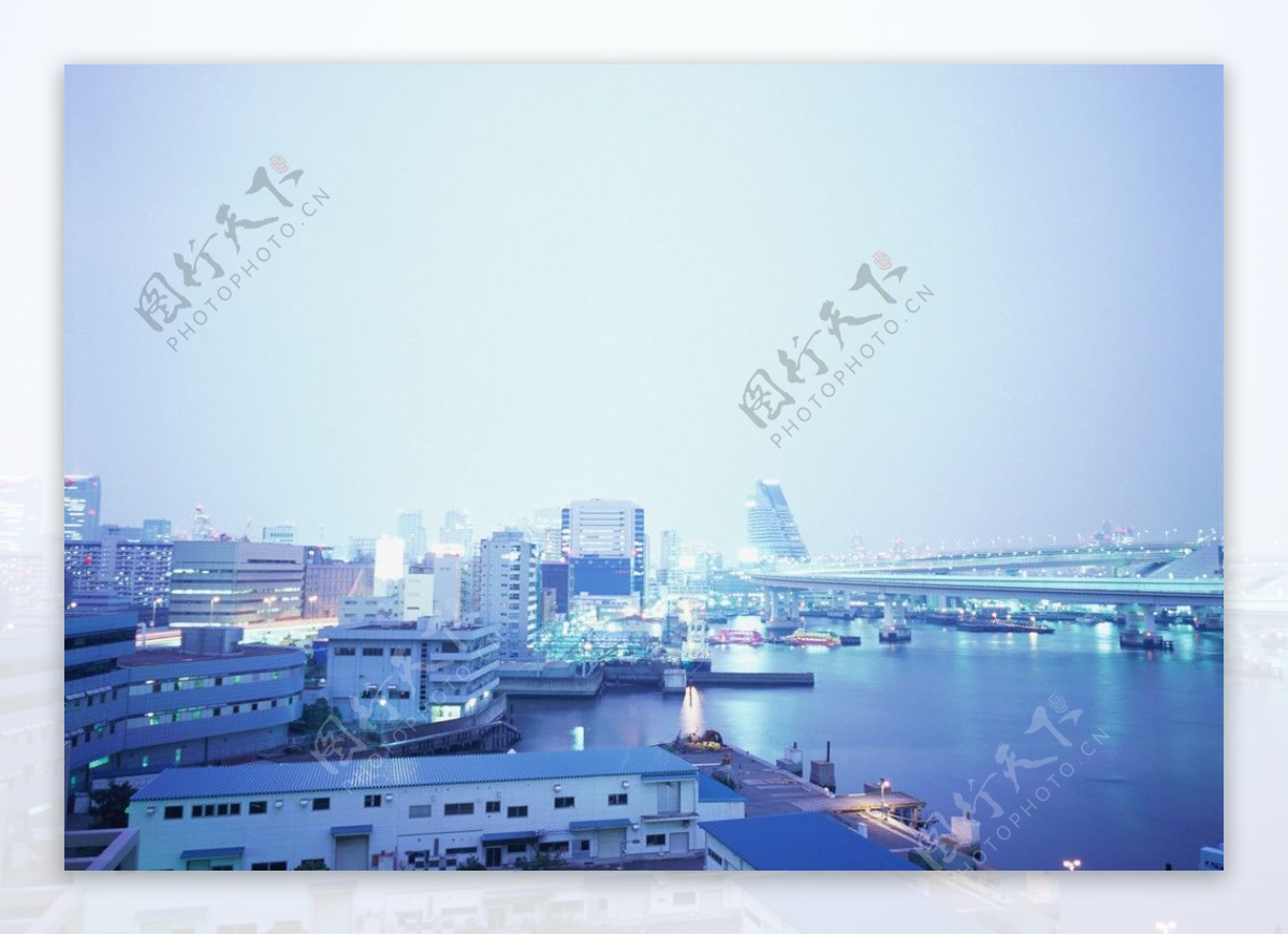 江边城市夜景图片