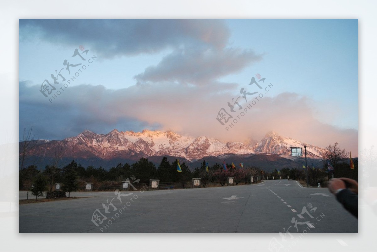 雪山夕阳图片