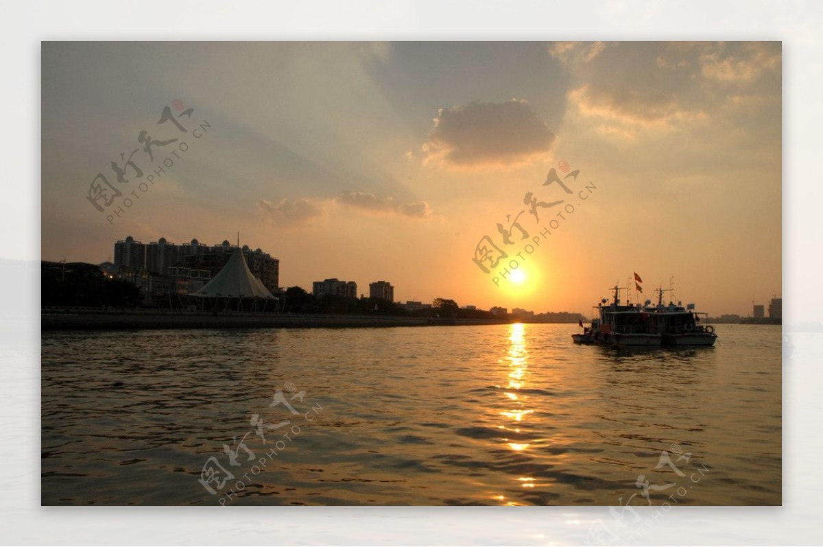 江边日落图片