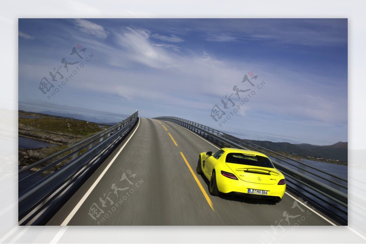 跨海大桥上的奔驰跑车图片
