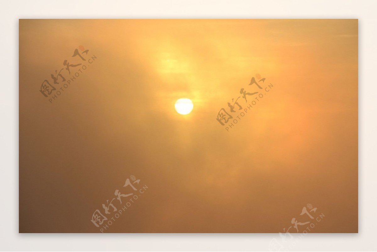 雾中红日图片