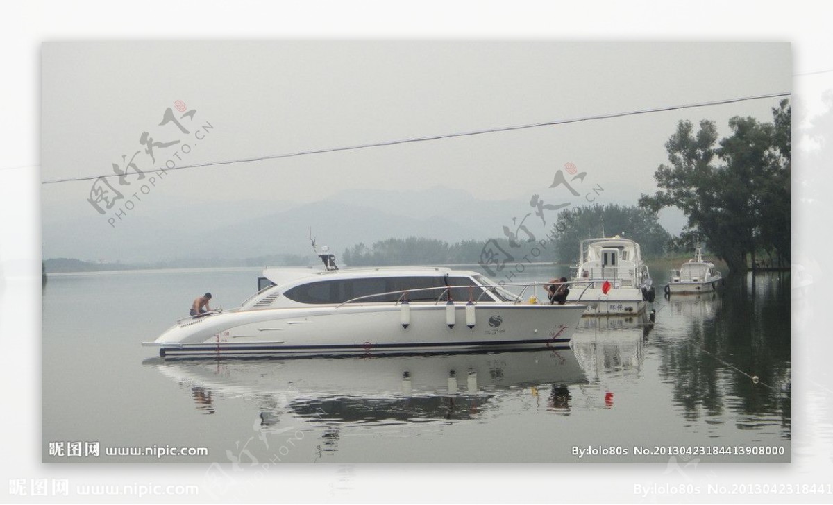三岔湖中的游艇图片