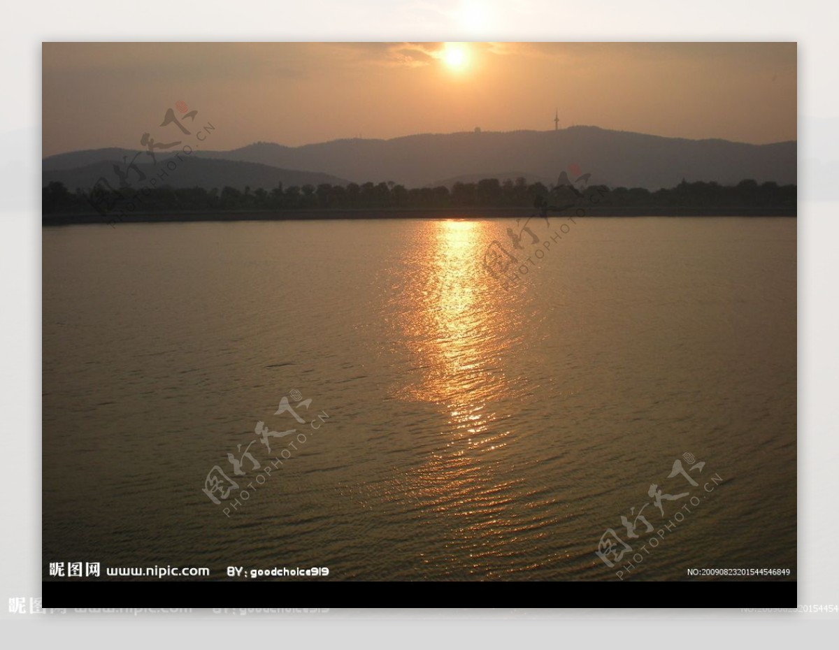 马儿拍摄的江边落日图片