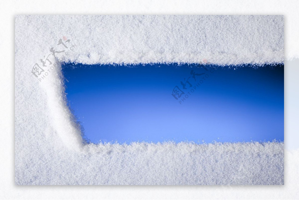 雪地中的蓝天图片