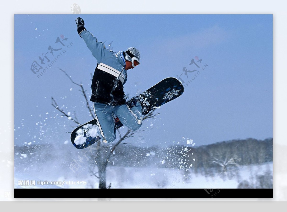 雪山滑雪跳跃图片