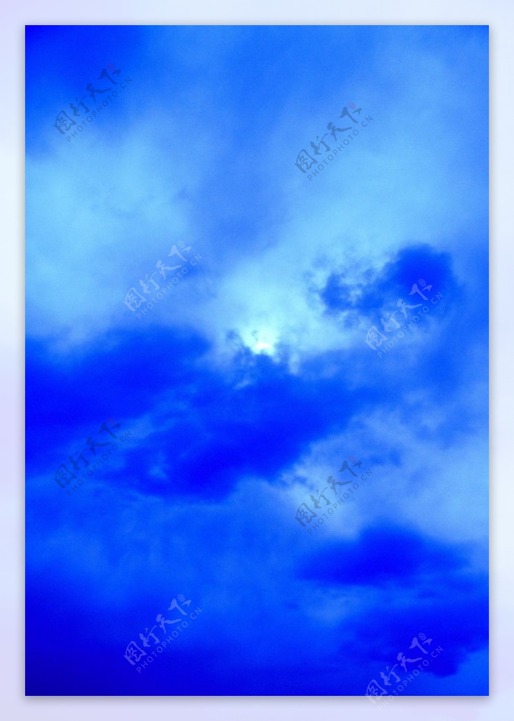 蓝色的乌云图片