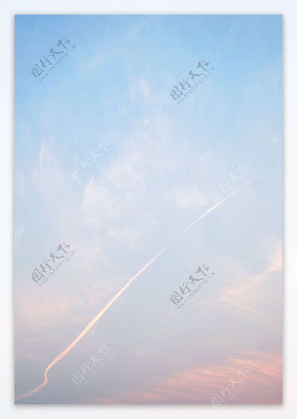晚霞飞机云图片