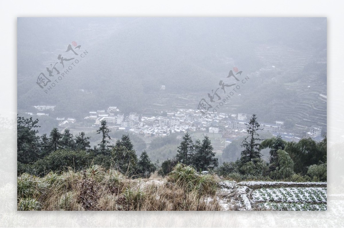 村庄雪景图片