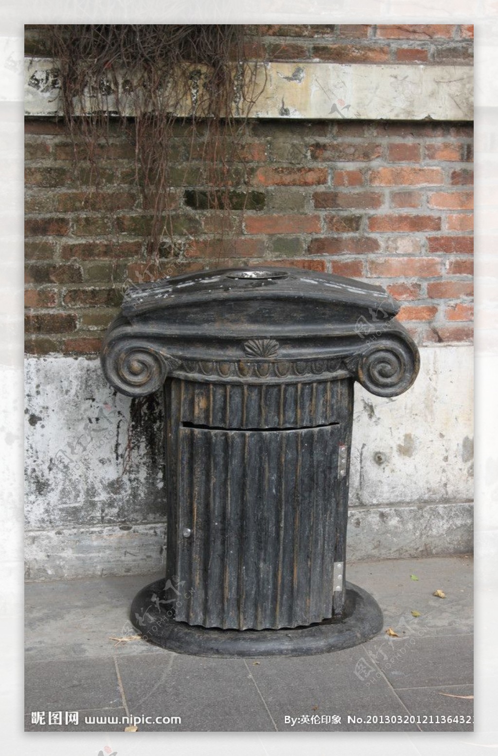 罗马柱形垃圾桶图片
