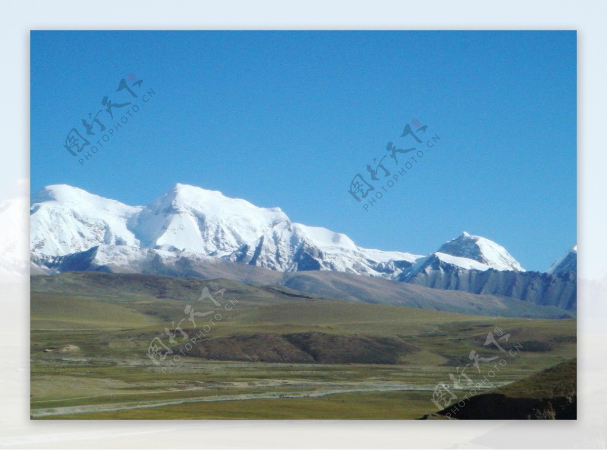 蓝天雪山草地图片