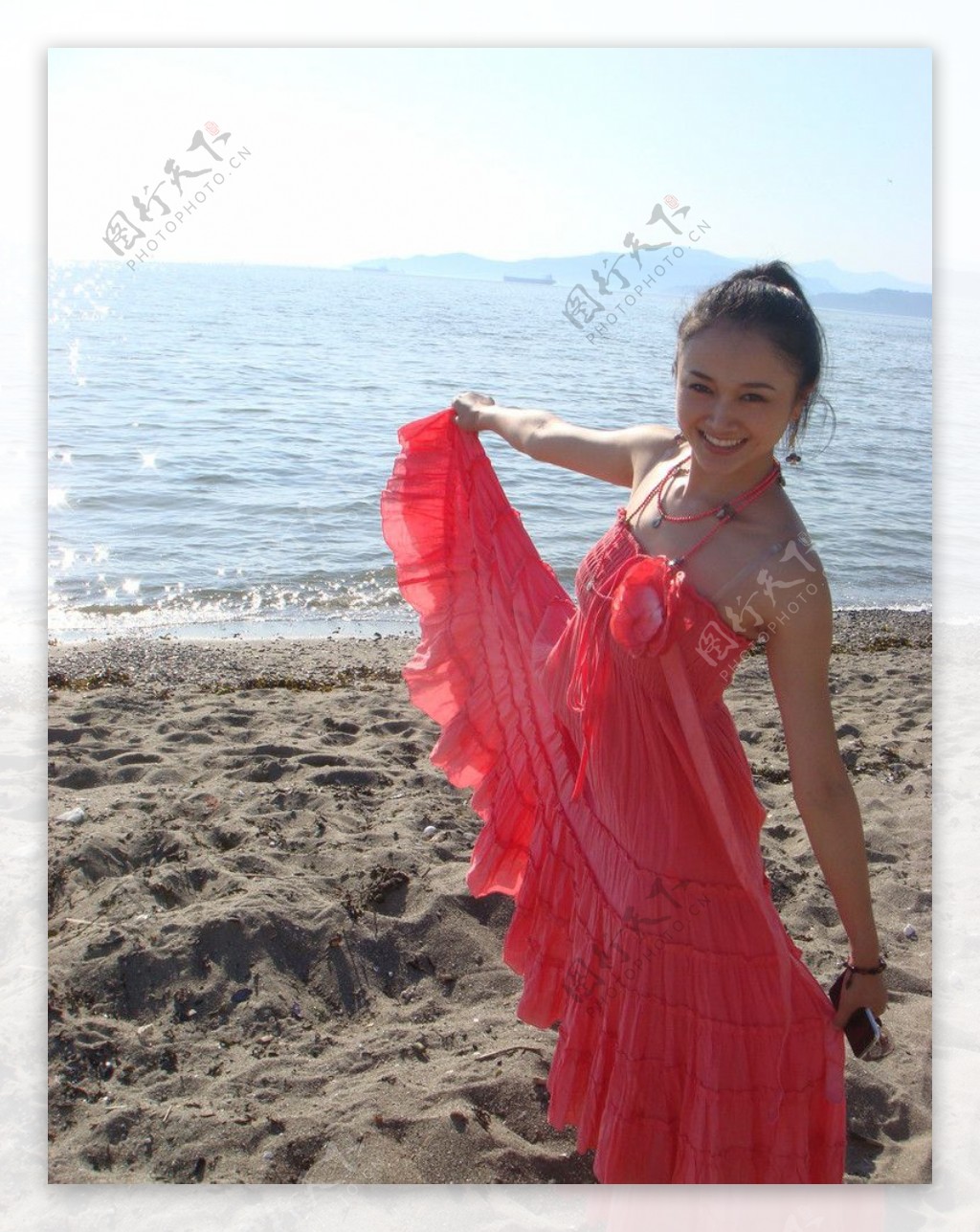 孙熙海边沙滩红色吊带连衣裙生活写真图片