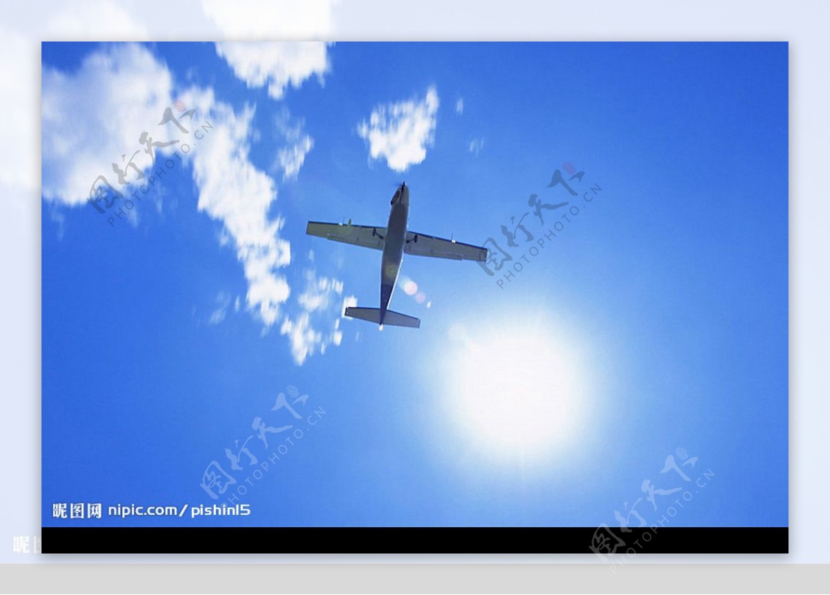 交通工具飞机蓝天图片